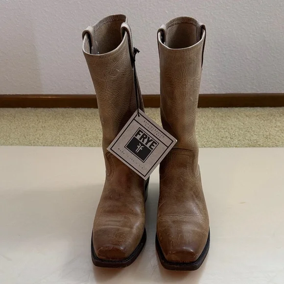 Frye boots NWT Timeless and quality - Picture 1 of 13
